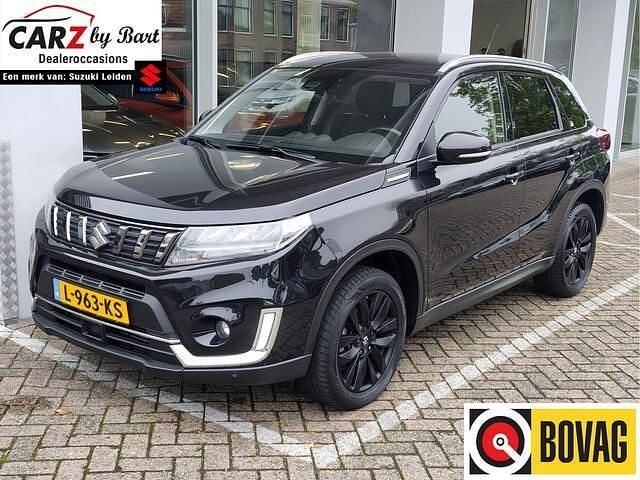 Zwart Gebruikt 2021 Suzuki Vitara Style SUV | € 24.445 (Eerlijke prijs) - Afbeelding 1/3