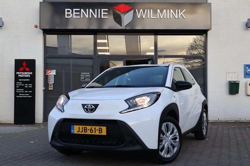 Wit Nieuw 2025 Toyota Aygo X Play SUV | € 19.350 - Afbeelding 1/4