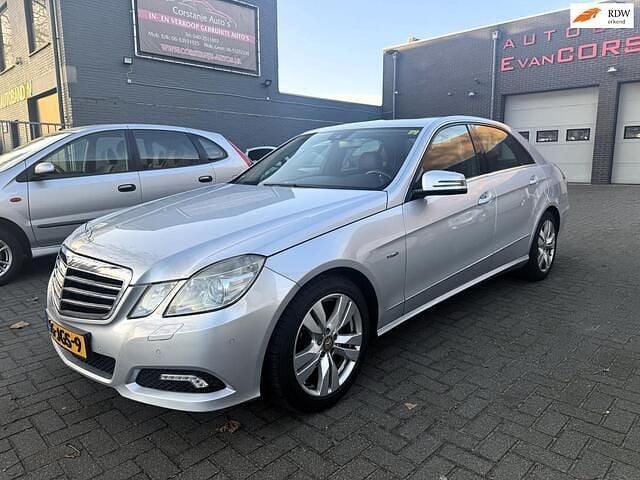 Grijs (metallic) Occasion 2009 Mercedes E220 Avantgarde Sedan | € 5.750 (Eerlijke prijs) - Afbeelding 1/4