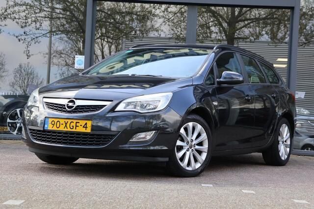 Zwart Gebruikt 2012 Opel Astra Cosmo Stationwagen | € 5.345 (Eerlijke prijs) - Afbeelding 1/4