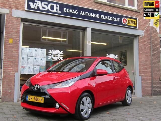 Rood Gebruikt 2018 Toyota Aygo X-wave Hatchback | € 8.950 (Eerlijke prijs) - Afbeelding 1/3