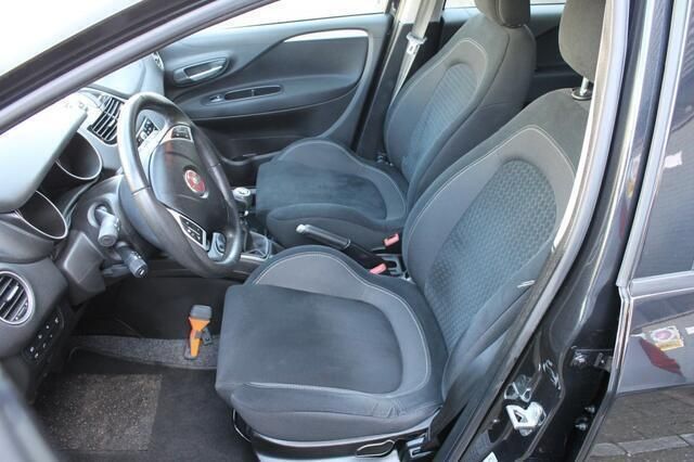 Occasion Fiat Punto Lounge 99 PK (72 kW) 2017 Zwart Hatchback