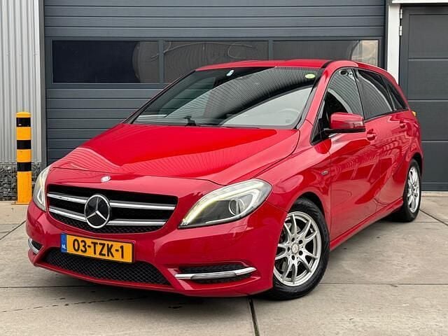 Rood Gebruikt 2012 Mercedes B200 Ambition MPV | € 4.299 (Duur) - Afbeelding 1/4