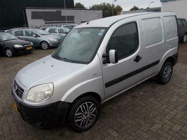 Zilver Gebruikt 2009 Fiat Doblò MPV | € 3.450 (Iets duurder) - Afbeelding 1/4