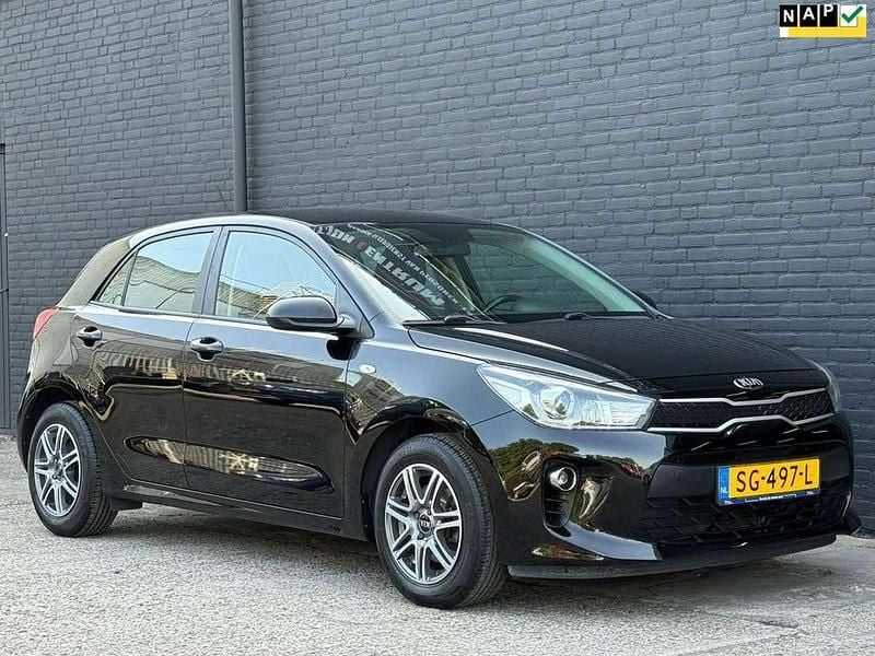 Zwart Gebruikt 2018 Kia Rio Hatchback | € 12.945 (Eerlijke prijs) - Afbeelding 1/4