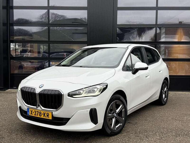 Wit Occasion 2023 BMW 218 Active Tourer Luxury Line MPV | € 27.999 (Goede deal) - Afbeelding 1/4