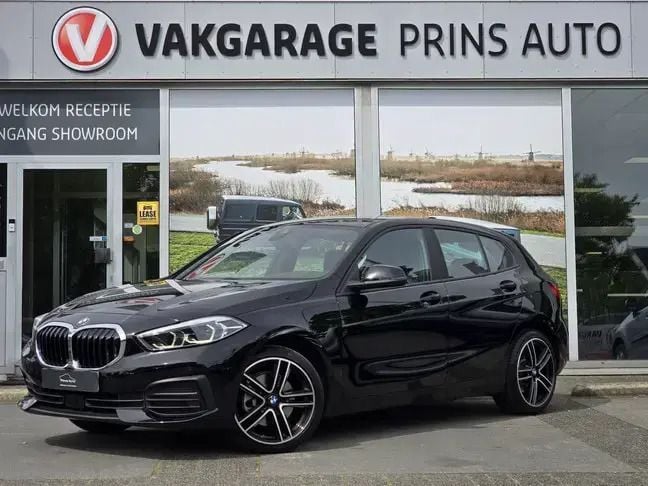 Zwart Gebruikt 2021 BMW 118 Executive Hatchback | € 22.900 (Goede deal) - Afbeelding 1/4