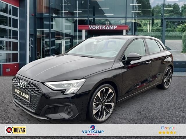 Zwart (metallic) Occasion 2023 Audi A3 Comfort Hatchback | € 33.950 (Eerlijke prijs) - Afbeelding 1/4
