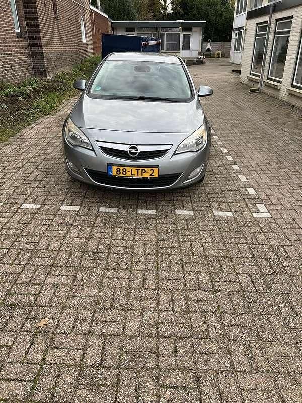 Gebruikt 2010 Opel Astra Edition Hatchback | € 2.350 (Eerlijke prijs) - Afbeelding 1/4