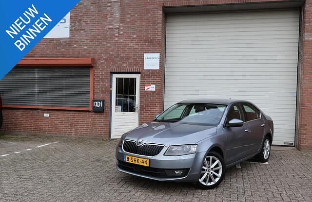 Grijs Gebruikt 2013 Skoda Octavia Business Line Hatchback | € 5.999 (Eerlijke prijs) - Afbeelding 1/4