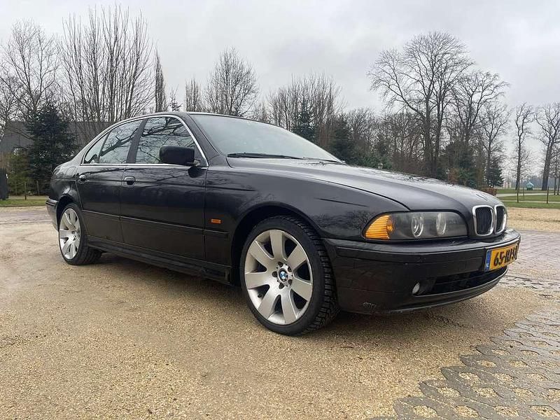 Zwart Occasion 2001 BMW 525 Executive Sedan | € 2.499 (Eerlijke prijs) - Afbeelding 1/4