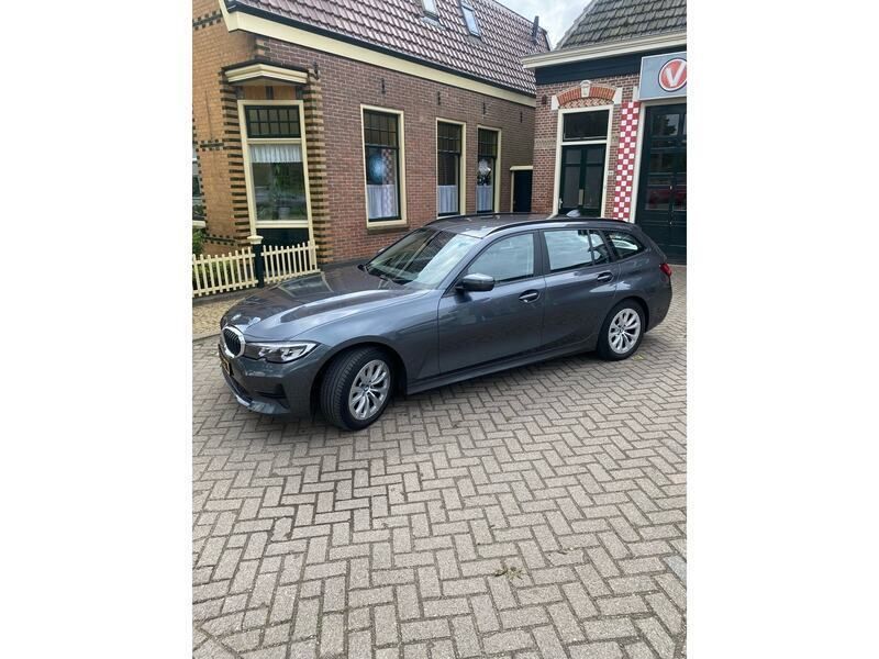 Grijs Gebruikt 2022 BMW 318 Efficient Dynamics Stationwagen | € 29.600 (Eerlijke prijs) - Afbeelding 1/4