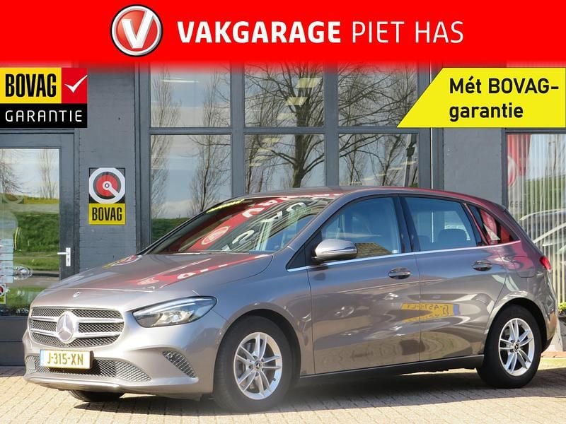 Grijs Occasion 2019 Mercedes 200 Premium Plus MPV | € 21.900 (Duur) - Afbeelding 1/4