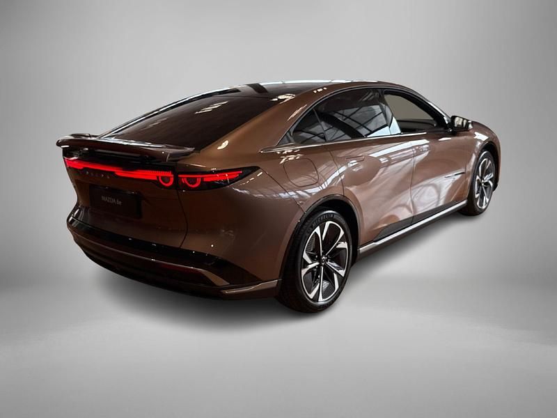 Nieuw Mazda 6e Takumi-Line 189 kW (258 PK) 2025 Bruin (metallic) Hatchback