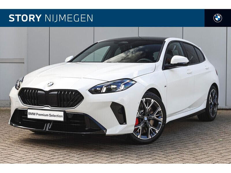 Alpinweiss iii Gebruikt 2024 BMW 120 M Sport Hatchback | € 39.950 (Super prijs) - Afbeelding 1/4