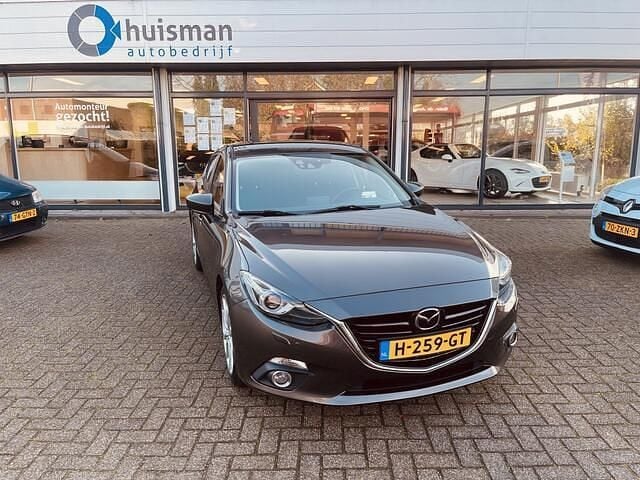 Bruin Occasion 2016 Mazda 3 Hatchback | € 14.750 (Eerlijke prijs) - Afbeelding 1/4