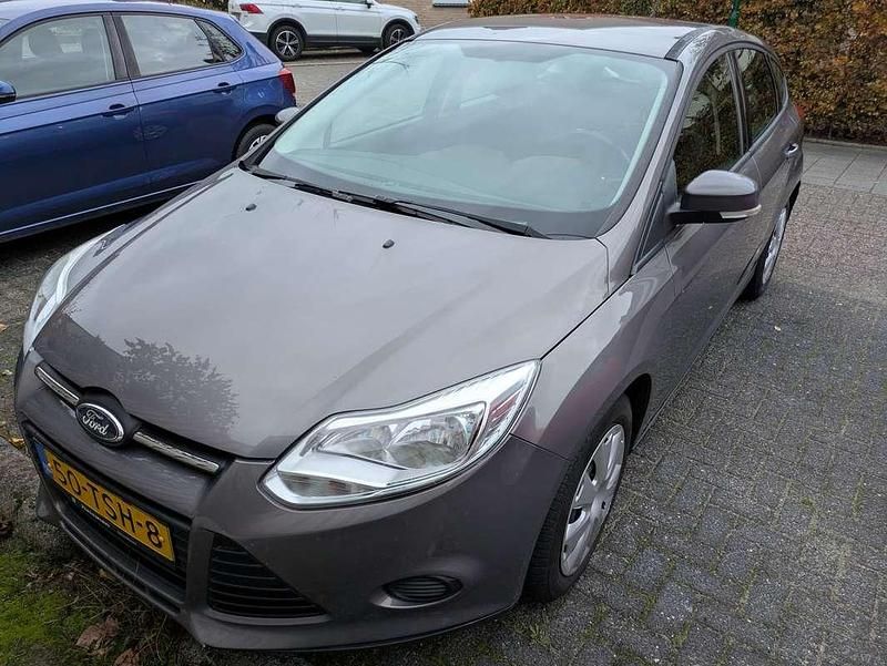 Bruin Occasion 2012 Ford Focus Hatchback | € 4.000 (Eerlijke prijs) - Afbeelding 1/4