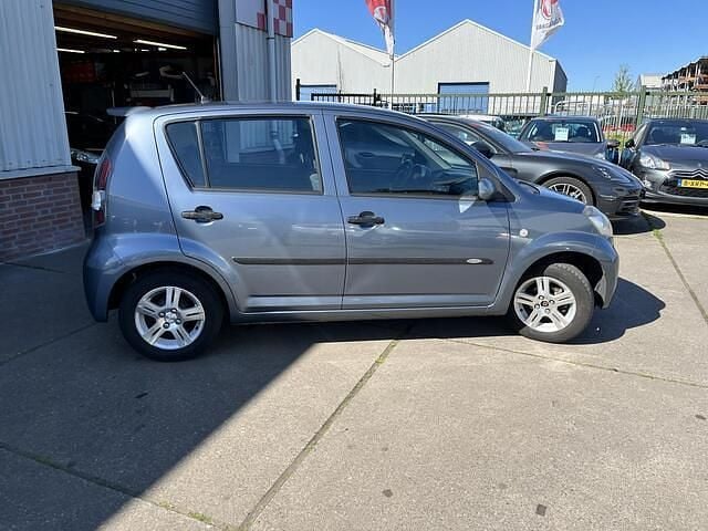 Occasion Daihatsu Sirion 69 PK (50 kW) 2008 Grijs Hatchback