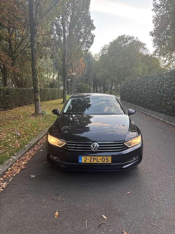 Zwart Occasion 2015 VW Passat Comfortline Sedan | € 12.250 (Goede deal) - Afbeelding 1/4
