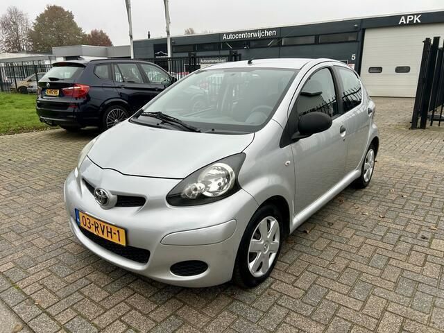 Grijs Gebruikt 2011 Toyota Aygo Hatchback | € 3.995 (Eerlijke prijs) - Afbeelding 1/4