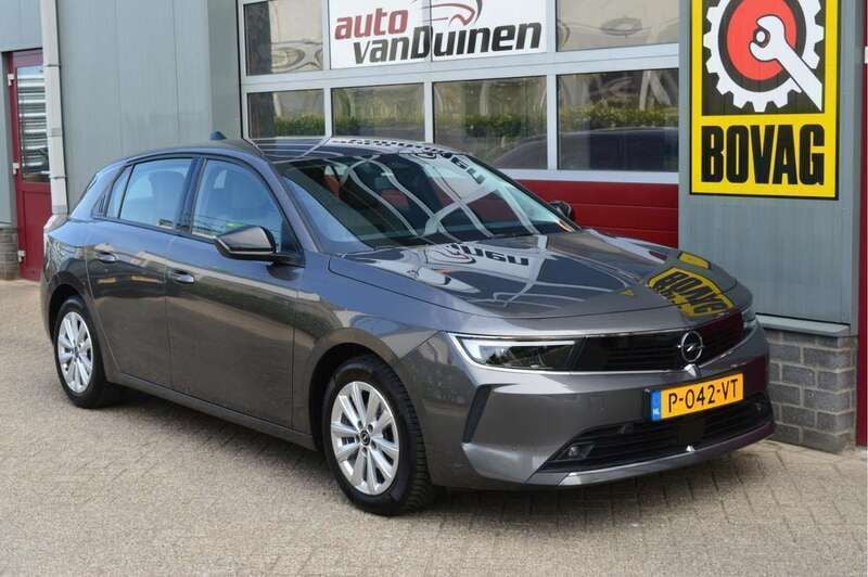 Grijs Gebruikt 2022 Opel Astra Edition Hatchback | € 16.245 (Eerlijke prijs) - Afbeelding 1/4