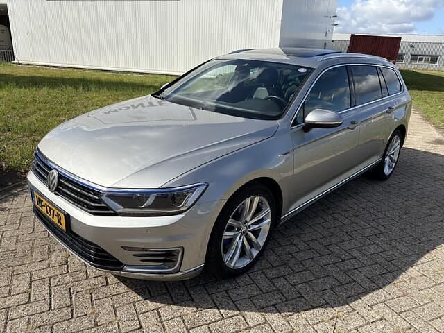 Grijs Gebruikt 2015 VW Passat Highline Stationwagen | € 12.950 - Afbeelding 1/4