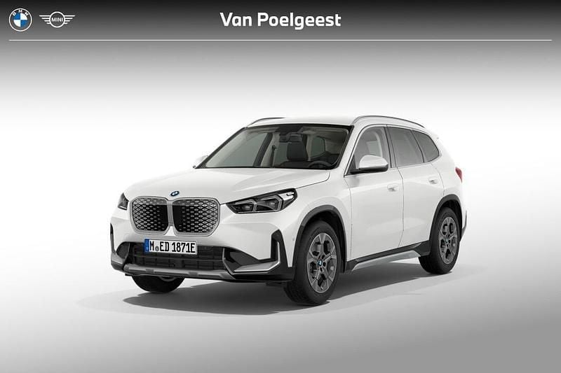 Mineralweiss metallic (wit metallic) Nieuw 2025 BMW iX1 SUV | € 46.343 - Afbeelding 1/4
