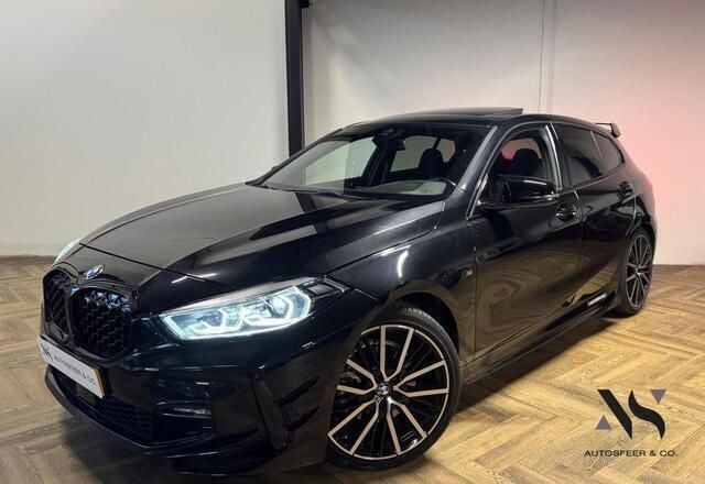 Zwart Gebruikt 2021 BMW 120 Executive Hatchback | € 31.440 (Eerlijke prijs) - Afbeelding 1/4