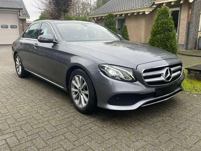 Grijs Gebruikt 2017 Mercedes E200 Avantgarde Sedan | € 16.800 - Afbeelding 1/4