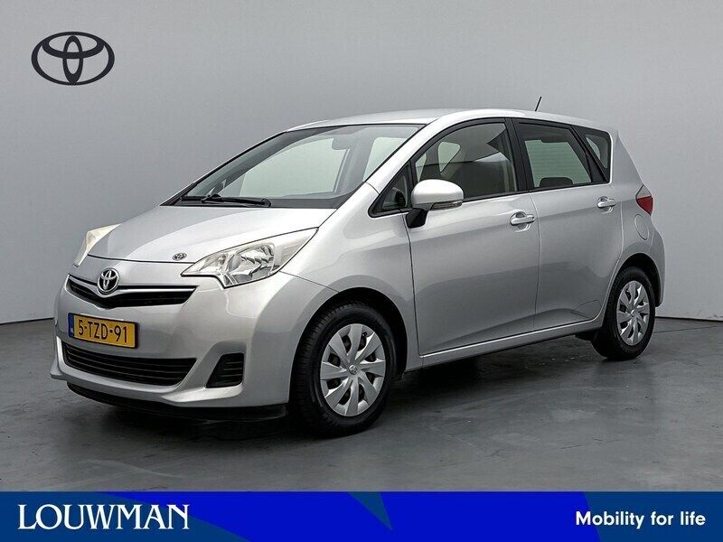 Grijs Gebruikt 2014 Toyota Verso-S Comfort MPV | € 10.445 (Eerlijke prijs) - Afbeelding 1/3