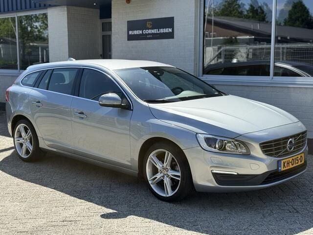 Grijs Gebruikt 2016 Volvo V60 Kinetic Stationwagen | € 16.945 (Goede deal) - Afbeelding 1/4