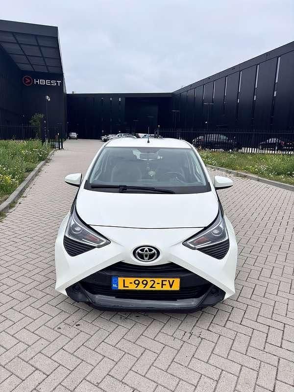 Wit Gebruikt 2021 Toyota Aygo X-play Hatchback | € 8.950 (Eerlijke prijs) - Afbeelding 1/4
