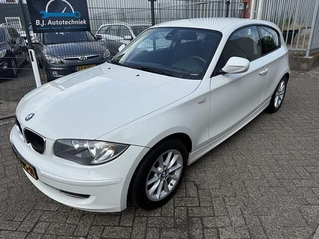 Wit Gebruikt 2011 BMW 116 Hatchback | € 6.750 (Goede deal) - Afbeelding 1/4