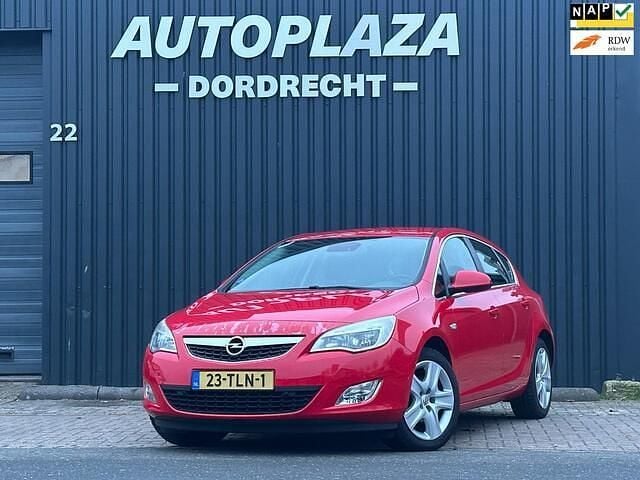 Rood Occasion 2012 Opel Astra Cosmo Hatchback | € 5.995 (Goede deal) - Afbeelding 1/4