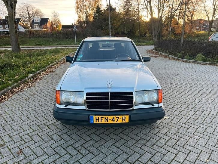 Gebruikt 1987 Mercedes E230 | € 7.495 - Afbeelding 1/4