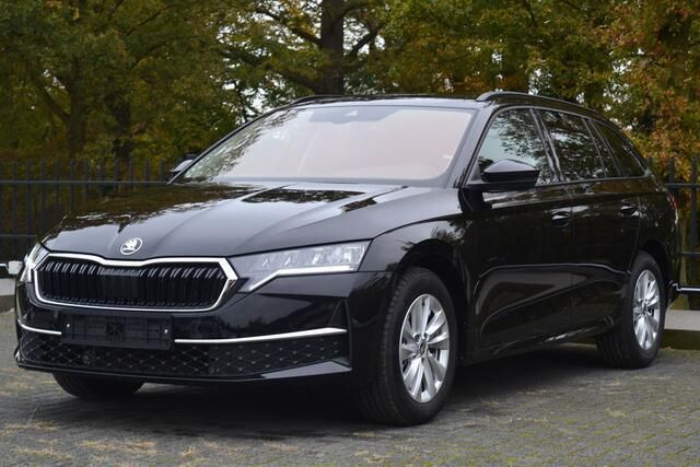 Zwart, metallic lak Gebruikt 2024 Skoda Octavia Ambition Stationwagen | € 35.400 (Duur) - Afbeelding 1/4