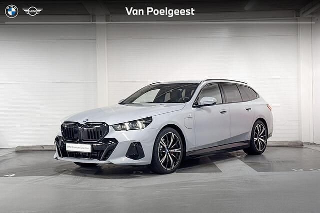 M brooklyn grau (c4p) Nieuw 2025 BMW 530e M Sport Stationwagen | € 71.900 (Eerlijke prijs) - Afbeelding 1/4
