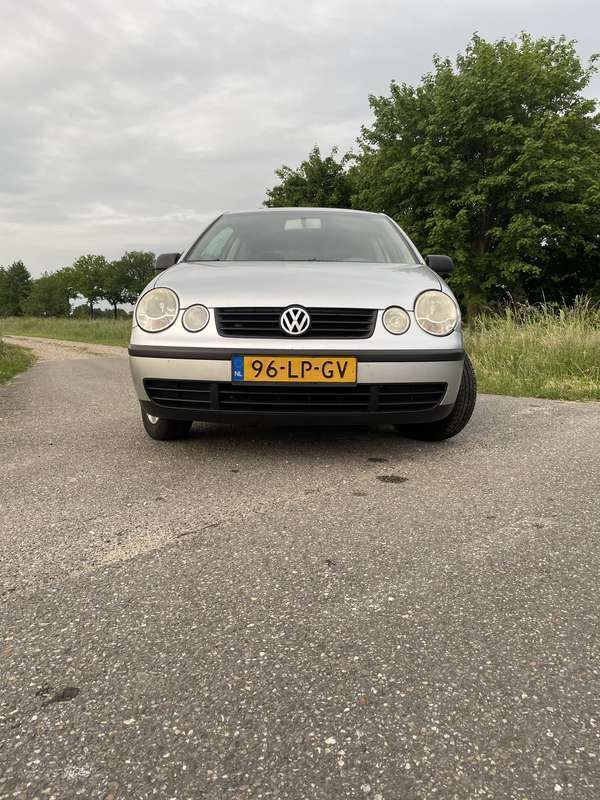 Gebruikt 2003 VW Polo Sedan | € 1.290 (Eerlijke prijs) - Afbeelding 1/4