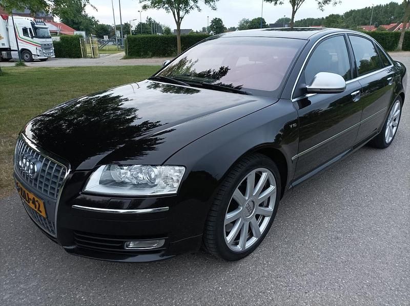 Zwart (metallic) Occasion 2010 Audi S8 Sedan | € 17.225 - Afbeelding 1/4