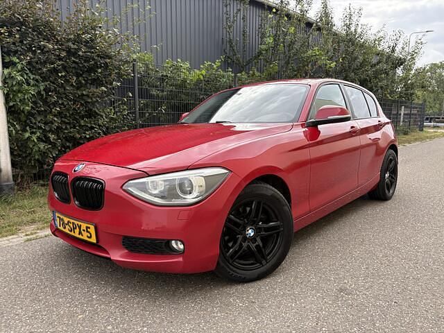 Rood Gebruikt 2011 BMW 116 Sport Line Hatchback | € 6.250 (Eerlijke prijs) - Afbeelding 1/4