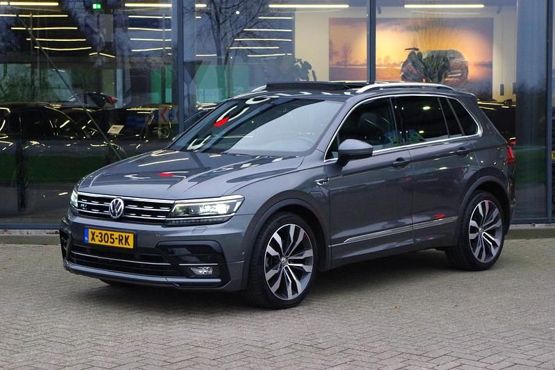Grijs Gebruikt 2024 VW Tiguan Highline SUV | € 25.950 - Afbeelding 1/4