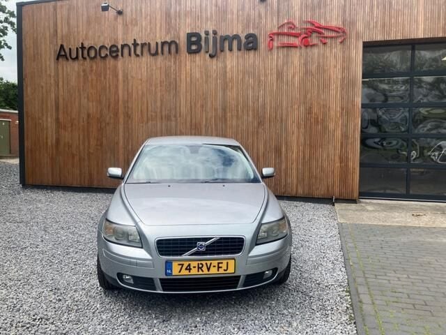 Grijs, metallic lak Gebruikt 2005 Volvo V50 Momentum Stationwagen | € 3.250 (Eerlijke prijs) - Afbeelding 1/4