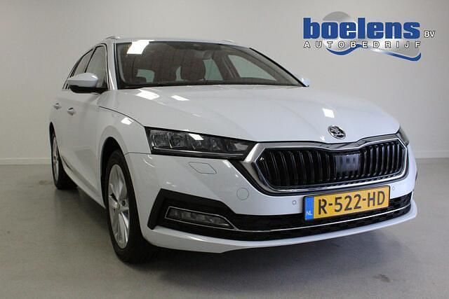 Wit Gebruikt 2022 Skoda Octavia Business Line Stationwagen | € 18.943 (Goede deal) - Afbeelding 1/4