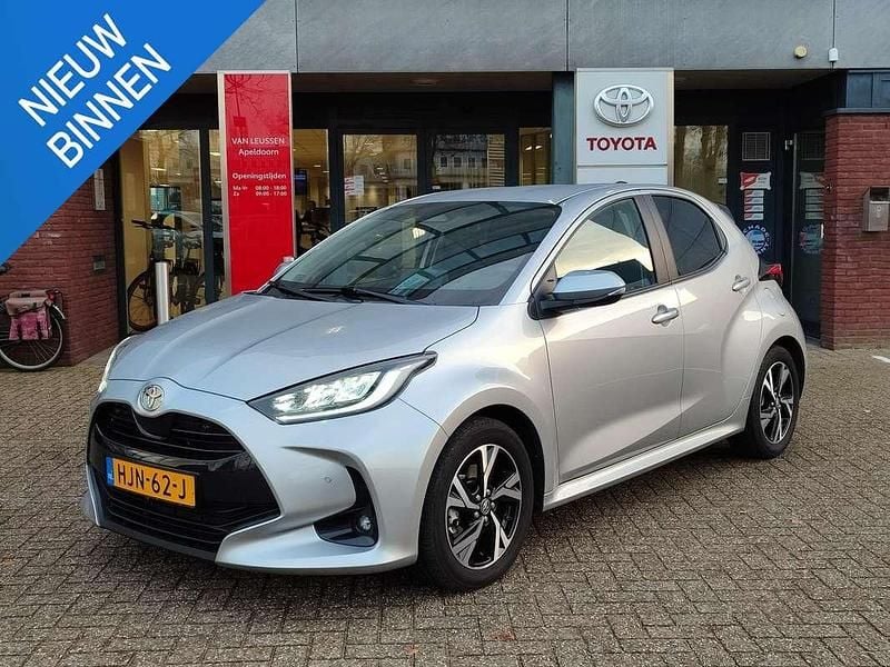 Grijs (metallic) Gebruikt 2025 Toyota Yaris Hybrid Hatchback | € 26.400 (Iets duurder) - Afbeelding 1/4