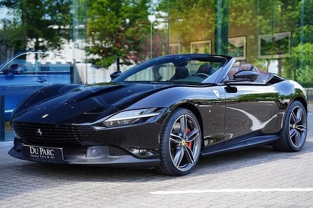 Zwart Nieuw 2025 Ferrari Roma Coupé | € 368.888 - Afbeelding 1/4