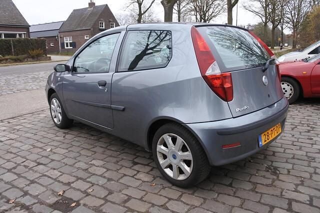 Occasion Fiat Punto Young 95 PK (69 kW) 2004 Grijs (metallic) Hatchback