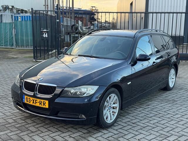 Zwart Occasion 2007 BMW 318 Executive Stationwagen | € 2.950 (Goede deal) - Afbeelding 1/4