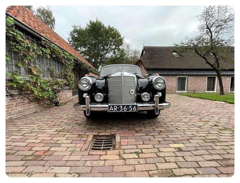 Zwart Gebruikt 1959 Mercedes 220 Sedan | € 31.799 - Afbeelding 1/4