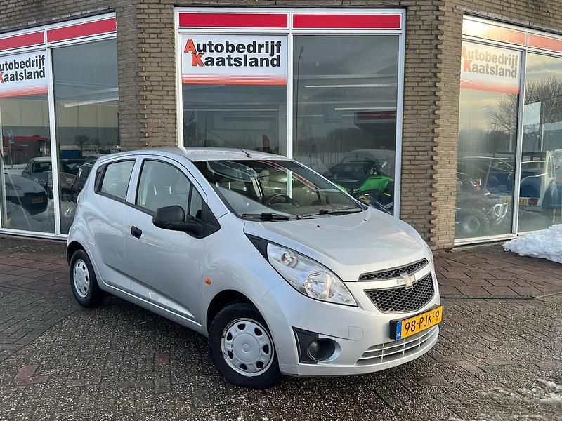 Grijs (metallic) Occasion 2011 Chevrolet Spark Hatchback | € 2.748 (Eerlijke prijs) - Afbeelding 1/4