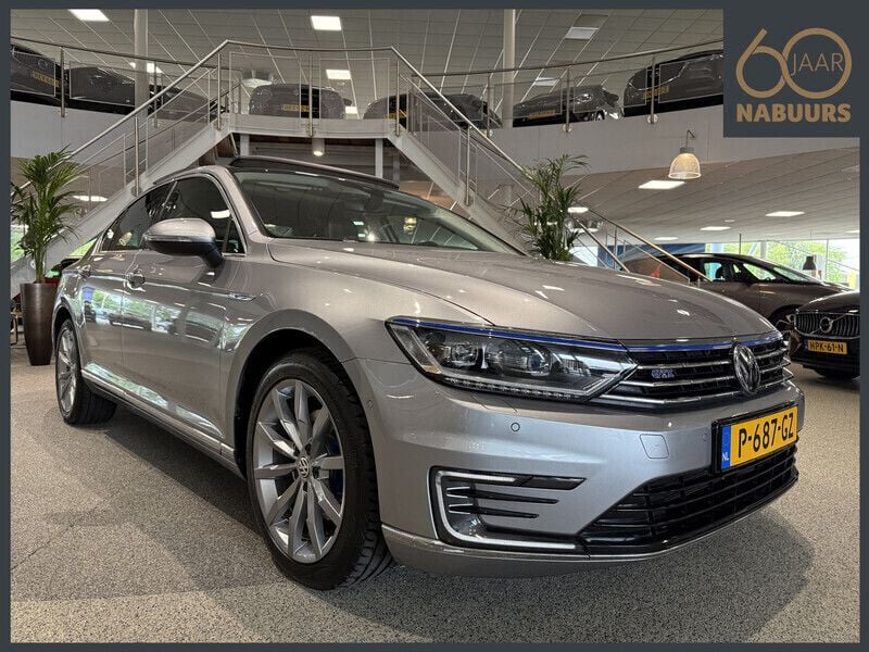 Grijs Gebruikt 2018 VW Passat Highline Sedan | € 22.750 (Eerlijke prijs) - Afbeelding 1/4